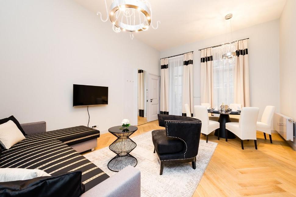 Old Royal Post Boutique Hotel & Premium Suites Прага Екстериор снимка
