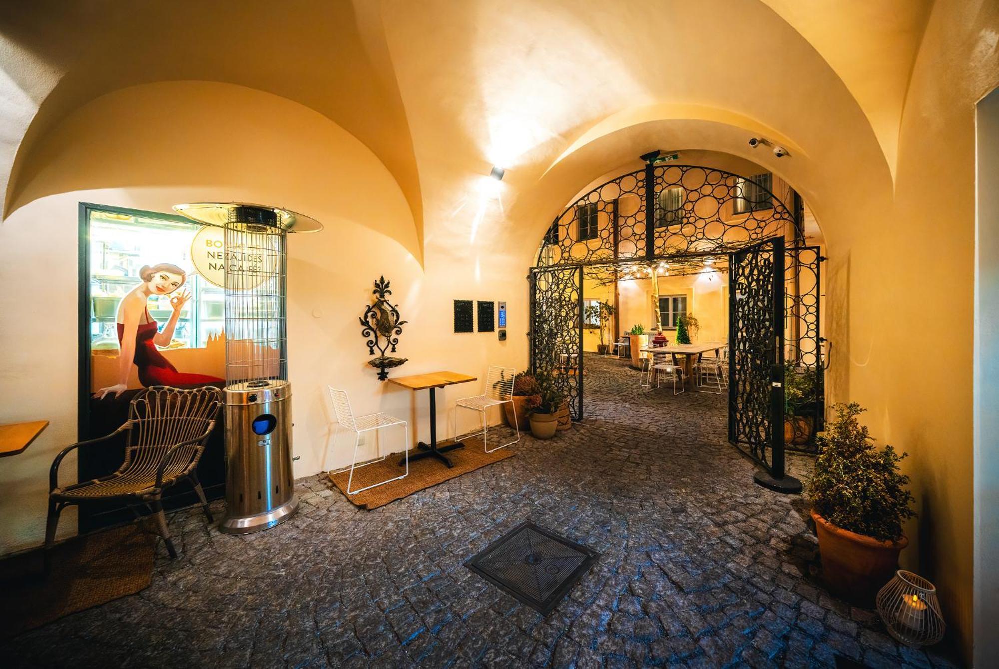 Old Royal Post Boutique Hotel & Premium Suites Прага Екстериор снимка